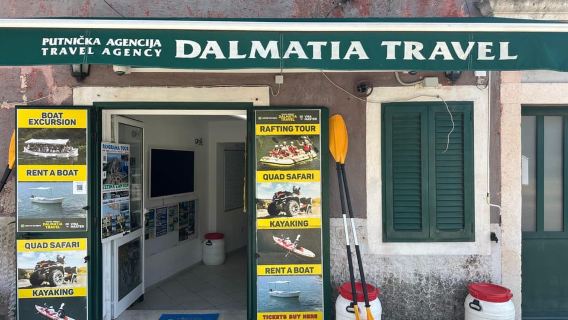 Omiš: tour in barca di 2 ore sul fiume Cetina e visita al parco naturale