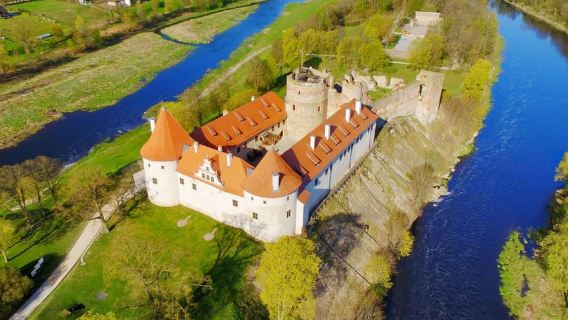 จากริกา: ทัวร์พระราชวัง Rundale และปราสาท Bauska และเดินทางกลับ