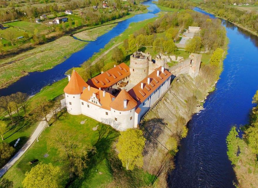 Desde Riga: visita al palacio de Rundale y al castillo de Bauska y regreso.