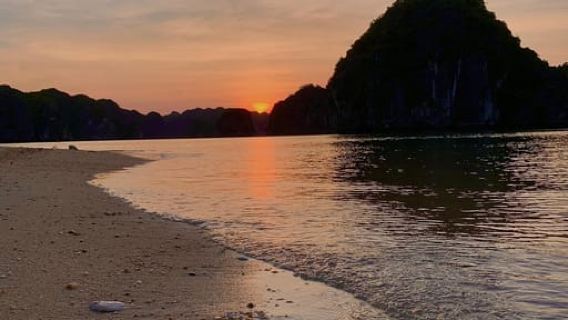 TỪ CAT BA: Tour chèo thuyền kayak ngắm sinh vật phù du phát quang khi hoàng hôn buông xuống