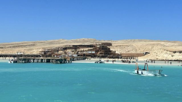 フルガダ+エジプトダイバーズ ワンデーツアー【食事付き+乗船チケット+インストラクター+ホテル送迎】