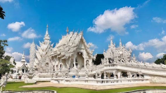 A one-day tour of the three temples in Chiang Rai, Thailand, check in the three blue, white and black fantasy art landmarks, and immerse yourself in dreamy architecture
