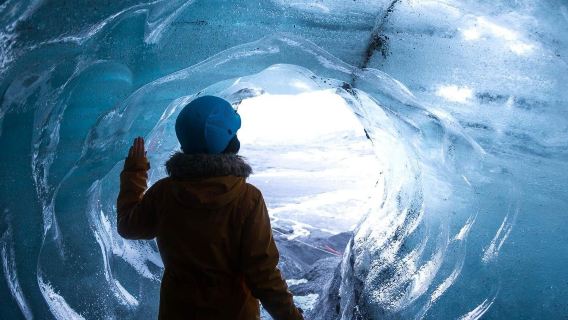 tour di un giorno alla grotta di ghiaccio Katla e alla costa meridionale con cascate a Reykjavik, Islanda [gruppo in inglese]