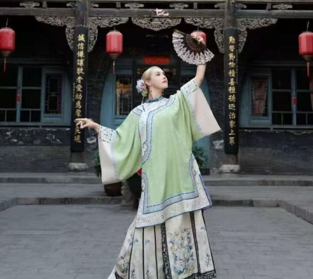 [Jinzhong] Jinyao Ancient Style Hanfu Experience (Multi-Dynasty Costume Rental + Traditional Makeup & Styling + Optional Photography Service + Immersive Oriental Beauty)