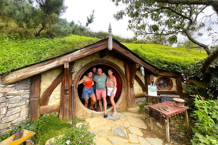 Tour per piccoli gruppi di Hobbiton e delle grotte di Waitomo con pranzo da Auckland