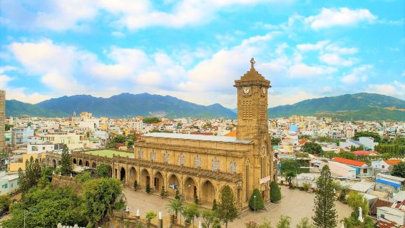 Tagesausflug mit Privattransfer in Nha Trang: Kathedrale von Nha Trang, Long Son Pagode, Po Nagar Cham Türme und Hon Chong Felsen