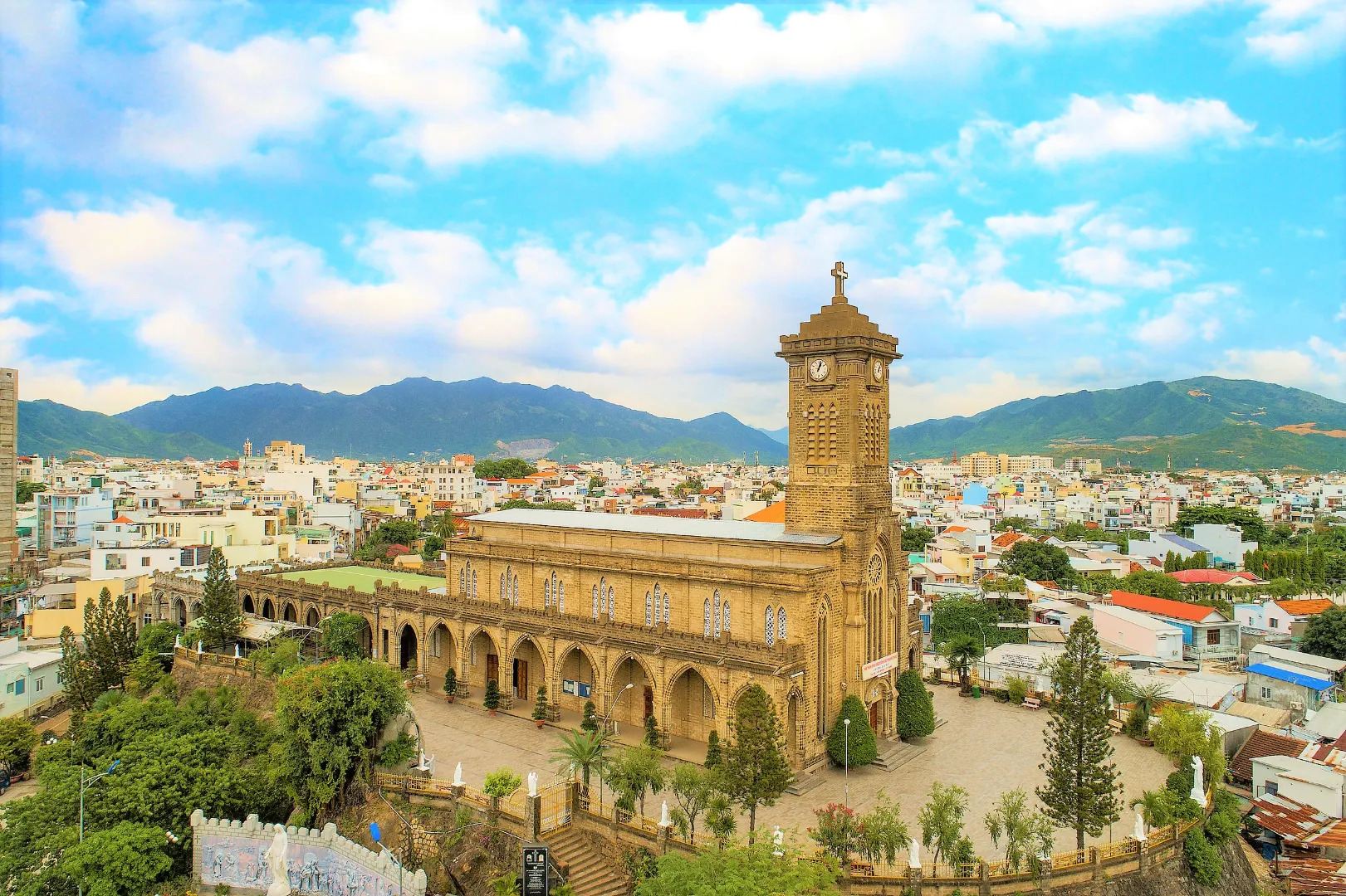 Tagesausflug mit Privattransfer in Nha Trang: Kathedrale von Nha Trang, Long Son Pagode, Po Nagar Cham Türme und Hon Chong Felsen