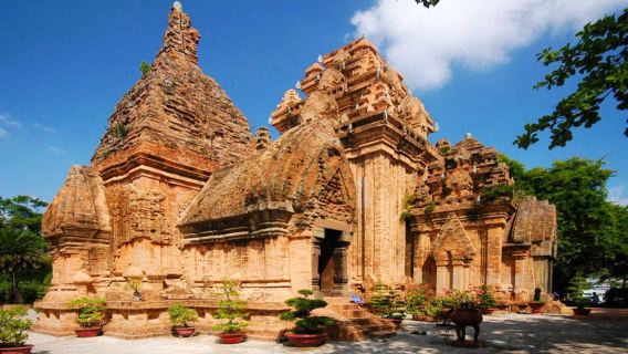 Nha Trang national oceanographic institute + Hon Chong + Mountain Church + Po Nagar Cham towers half day