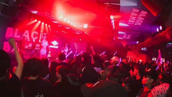 Фукуока: Входной билет в ночной клуб BLACK BAMBI + напитки / VIP-пакет