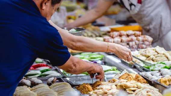 Singapore Chinatown food tasting tour (5 Singapore dishes + English guide)