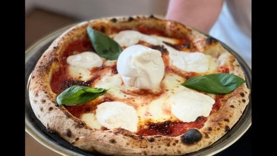 Lecce: Gourmet Pizza Tasting with Local Wine & Dessert