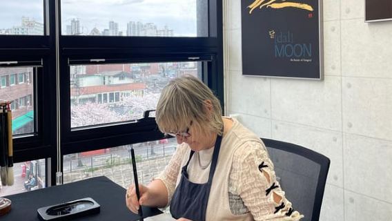 Seoul: Korean Calligraphy Class with an Artist