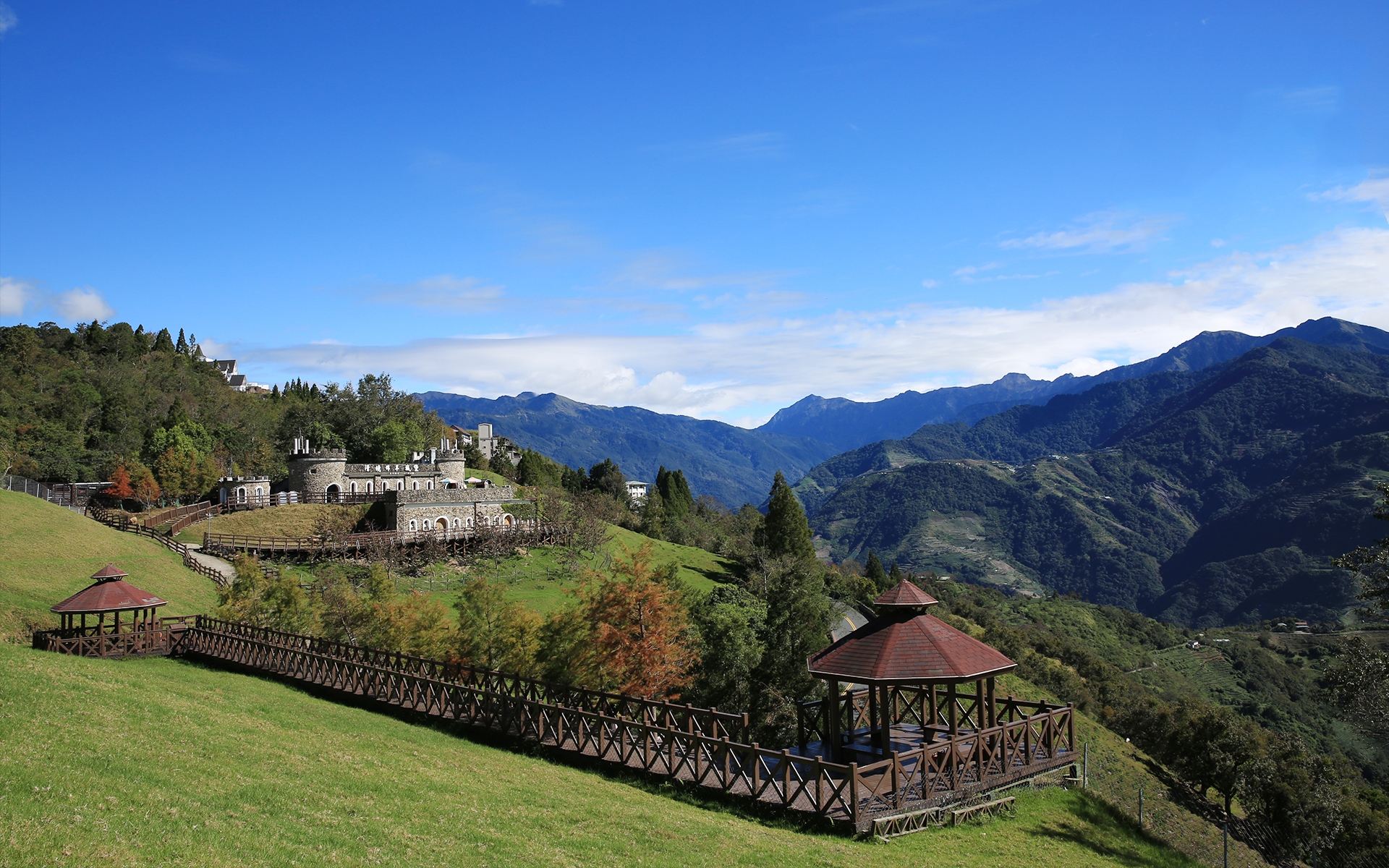 รถบัสเที่ยวชมไต้หวัน {นำโดยสำนักงานการท่องเที่ยว} ~ ชิงจิ้ง + เขาเฮือน [รถโดยสารร่วม. 2 คนขึ้นไป]