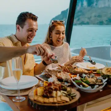 クラビー：シュノーケリング＆クリアカヤック付き4島ヨットクルーズ