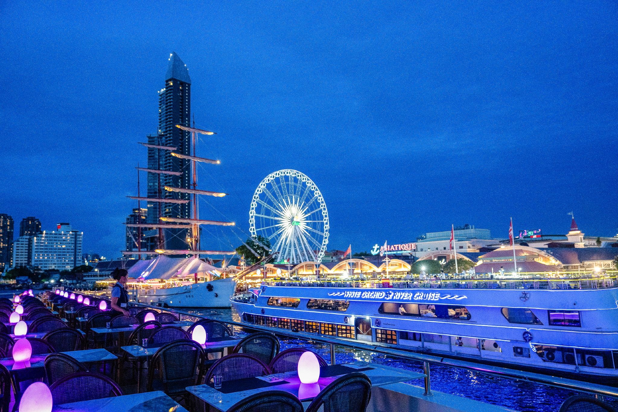 The Planet Cruises Bangkok: Chao Phraya River Night Cruise