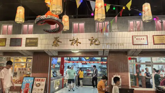 One-day Tour of Wuhan: Culinary Journey of Local Snacks + Shopping Spree | Historic Alley