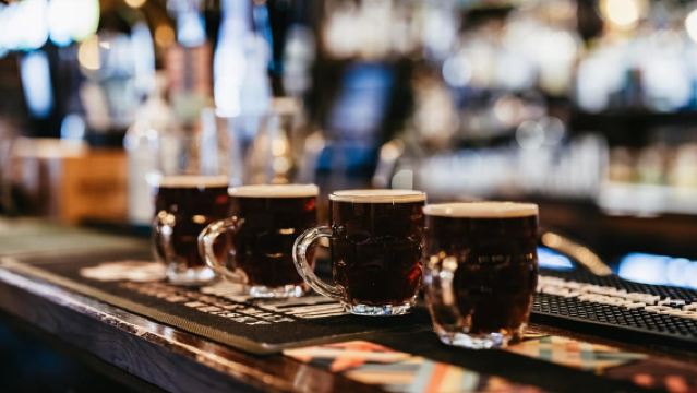Edinburgh: Geführter Spaziergang durch Pubs und Geschichte mit Bier
