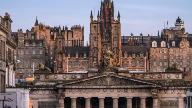 Edinburgh Castle: Entry Ticket + Guided City Walking Tour