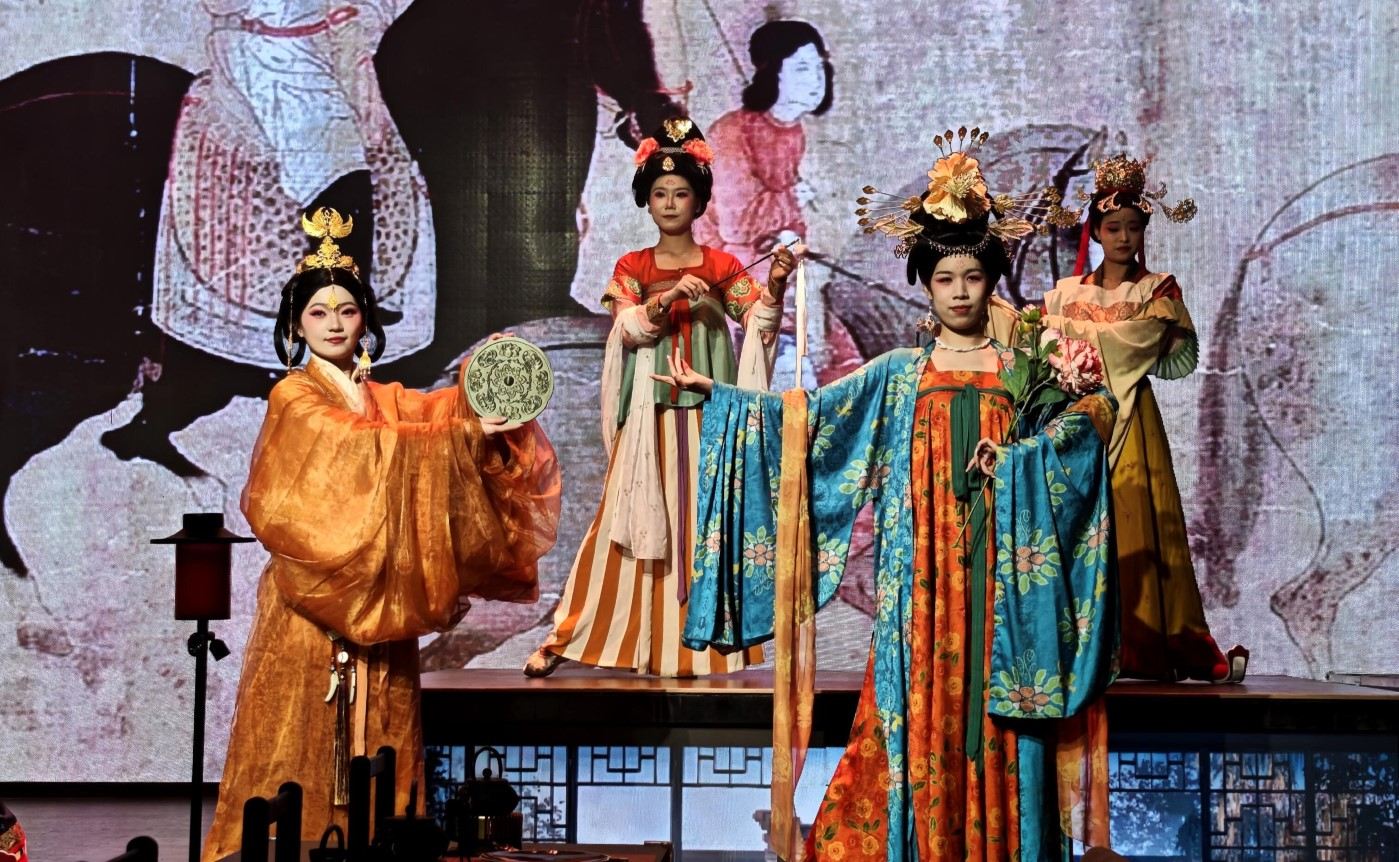 Banchetto Imperiale di Luoyang • Un banchetto che ti riporta indietro di mille anni [Sede di Yingtianmen] (Festa immersiva a tema imperiale + Spettacolo audiovisivo + Danze e musica antiche)