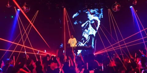 大阪梅田:PICCADILLY PREMIUM LIVE秀 & NIGHTCLUB入場券含飲品|卡拉OK・水煙【外國遊客專享】
