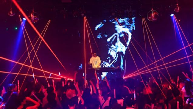 Osaka Umeda: PICCADILLY PREMIUM LIVE-Show & NIGHTCLUB-Eintrittskarte inklusive Getränk|Karaoke & Shisha [Exklusiv für Touristen]