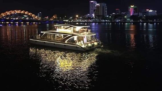 Dîner De nationalité vietnamienne sur un bateau de croisière Dragon en YATCH