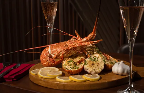 芽莊 Ambassador 俱樂部餐廳:日落茶、海鮮自助餐、無限量龍蝦、海灣之戀、無限暢飲:汽水+果汁、茶、咖啡