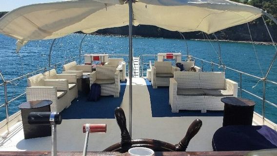 Ischia: Gita giornaliera in barca con pranzo e bevande