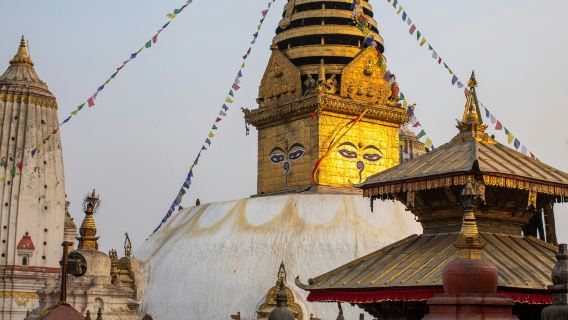 Jalan-jalan Menikmati Matahari Terbenam di Swayambhunath