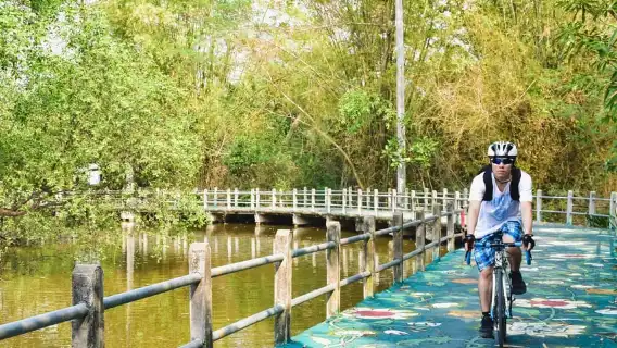 曼谷：空堤市場和邦克拉超島自行車之旅