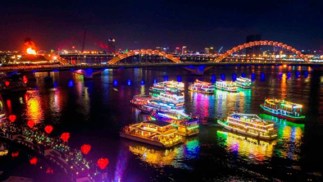 ダナン プライベートナイトツアー(ナイトマーケット、ドラゴンブリッジ、ハン川クルーズ付き)