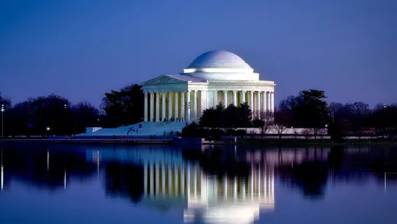 Small Group Max 13: Washington DC After Dark: Tour of Iconic Monuments and Landmarks