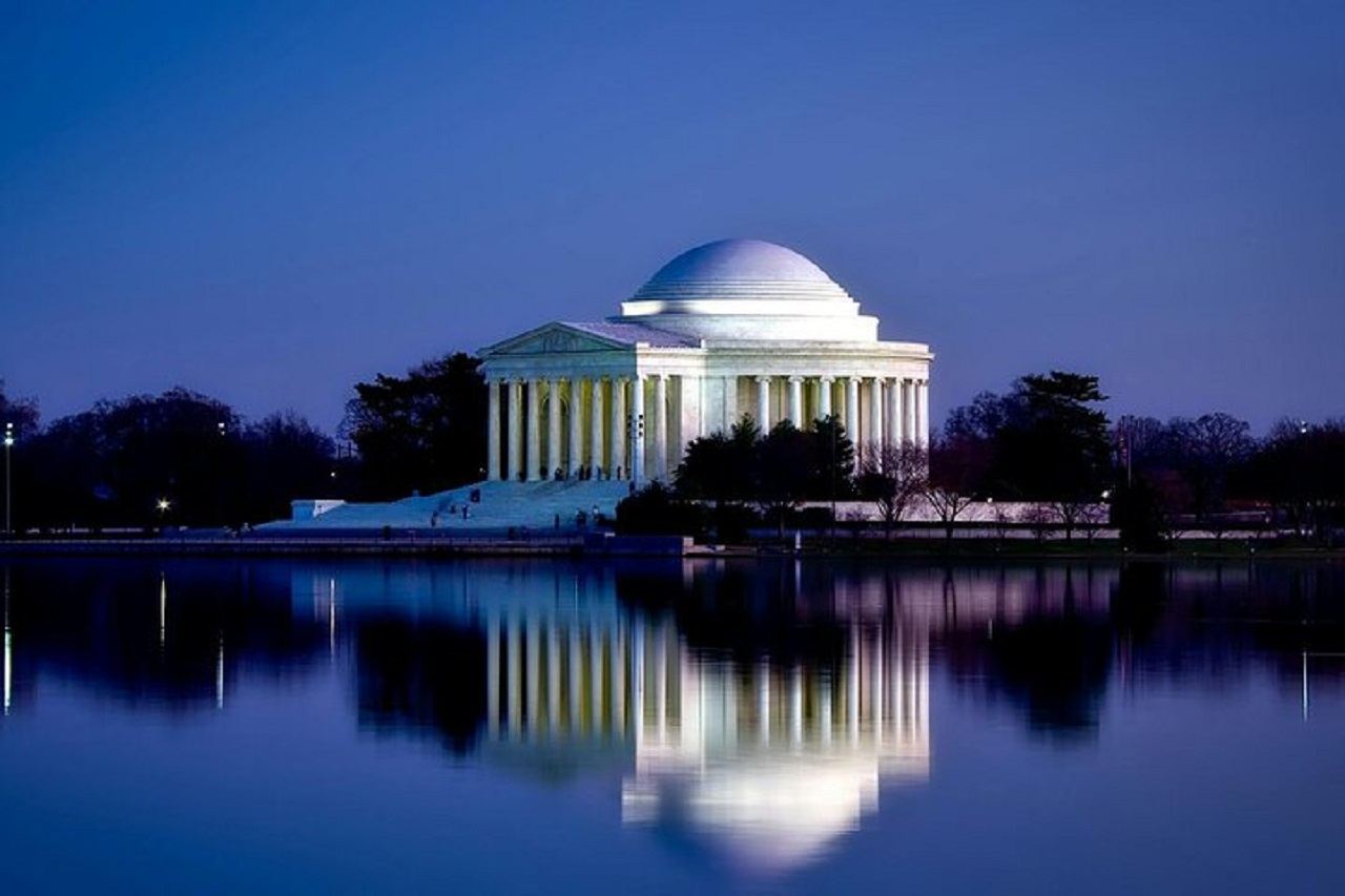 Small Group Max 12: Washington DC After Dark: Tour of Iconic Monuments and Landmarks