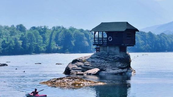 Tour di un giorno classico con noleggio con conducente esclusivo alla Casa sul Fiume in Serbia e al Villaggio di Legno