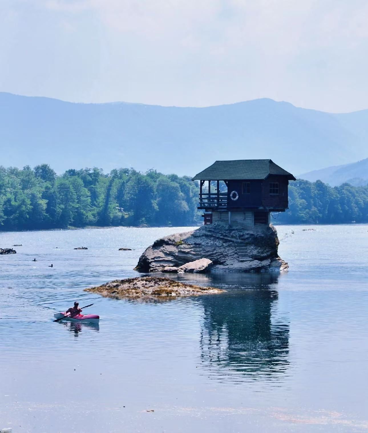 Tour di un giorno classico con noleggio con conducente esclusivo alla Casa sul Fiume in Serbia e al Villaggio di Legno