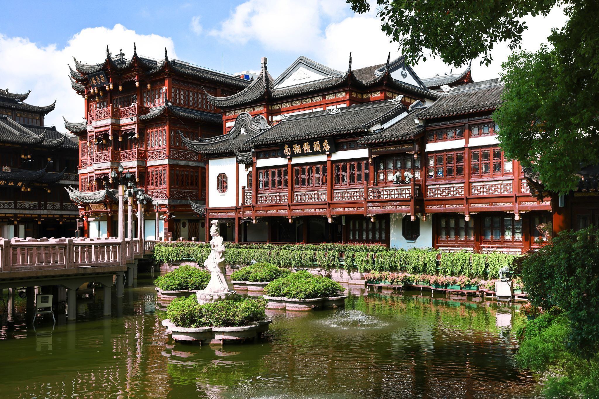 Iconic Shanghai: Yu Garden, City God Temple, Water Town + Hop-on-Hop-off by CITS x ZANBUS