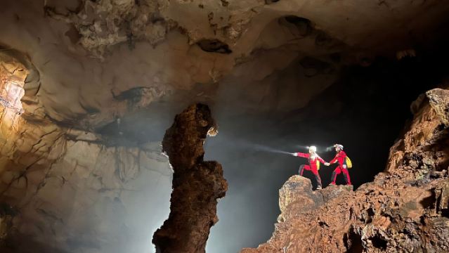 廣西桂林燕子洞探洞體驗（含速降）【含一日探索新境全複刻線路・1 人成團・專業教練・全套裝備】