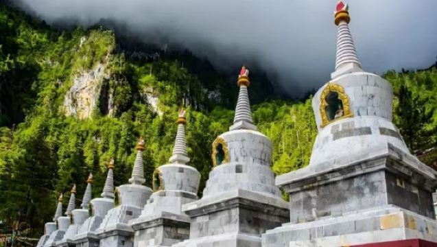 Shangri-La Balagezong Scenic Area 1-Day Tour [Includes Admission Ticket to Buddhist Stupa + Eco Bus + Round-Trip Shuttle Bus]