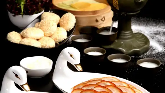 Eatwith-BeijingExplore different ways of tasting Peking Duck in a 600-year-old time-honored brand