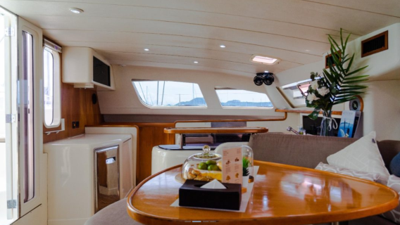 Tur carter kapal layar mewah musim panas di Phuket ke Pulau Coral/Teluk Pisang/Tanjung Promthep/Pulau Telur/Pulau Bulan Madu. Perjalanan perahu ekor panjang ke pantai utama dan naik traktor juga tersedia.