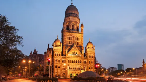 Explore Mumbai in Nightlights: Guided Tour by Foot with a local