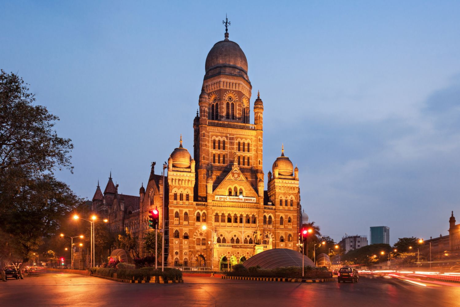 Explore Mumbai in Nightlights: Guided Tour by Foot with a local