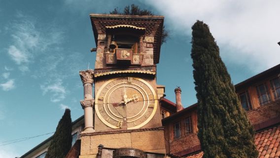 Commander après consultation / Forteresse de Narikala, Tour de l'Horloge des Marionnettes et Cathédrale de la Trinité de Tbilissi en Géorgie / Aéroport / Transfert point à point / Chauffeur-guide touristique / Service de voiture privée