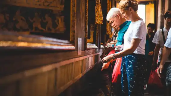 พระพุทธรูปทองคำ, พระพุทธไสยาสน์ และวัดหินอ่อน