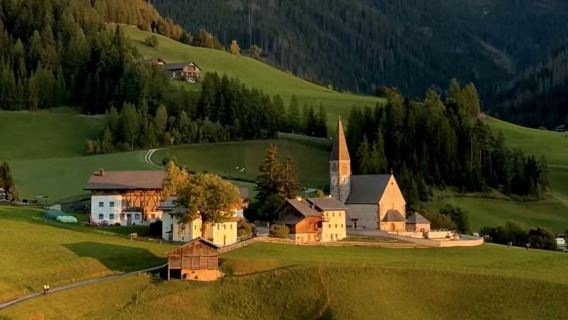 多洛米蒂經典的明信片風光：富內斯山谷（草甸+教堂+蓋斯勒峰）