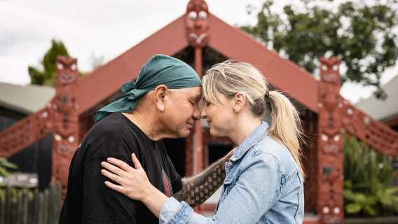 Partenza da Auckland, Nuova Zelanda: tour di un giorno a Waitomo e Rotorua (incluso Te Puia) con trasferimento in hotel
