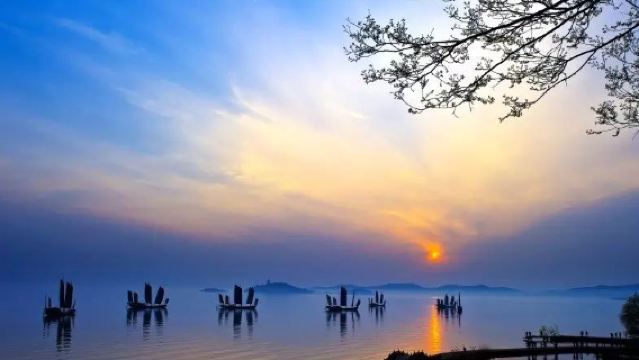 การบรรยายด้วยไกด์ที่สถานที่ท่องเที่ยวทะเลสาบไท่ ซูโจว|ทัวร์นำเที่ยวทะเลสาบไท่หูซูโจว เลือกเที่ยวได้ตามใจชอบ เช่น เกาะซีซาน/ถ้ําหลินวู/หอแกะสลักดอยตุงซาน/หมู่บ้านโบราณลู่เซียง