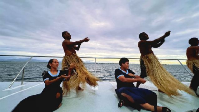 피지 쿡 선장 석양 디너 크루즈 BBQ 뷔페 저녁 공연과 로맨틱한 석양, 픽업 서비스 포함