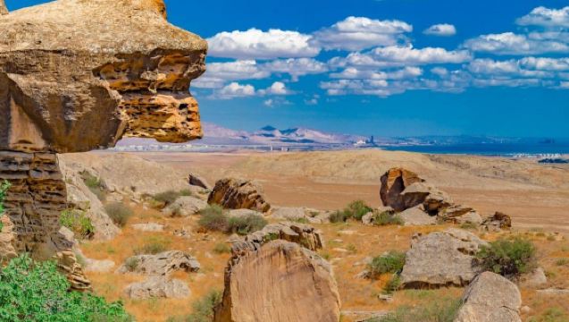 阿塞拜疆泥火山+戈布斯坦岩畫+亞納爾達格火焰山+火神廟