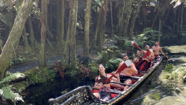 Lawatan sehari selama dua belas jam untuk mengalami budaya Maori dari Auckland [tiket masuk tidak termasuk]